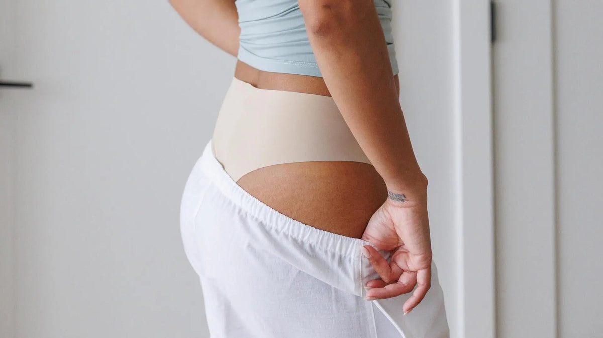 Culotte sans couture LICA Wear nude sous une robe blanche légère