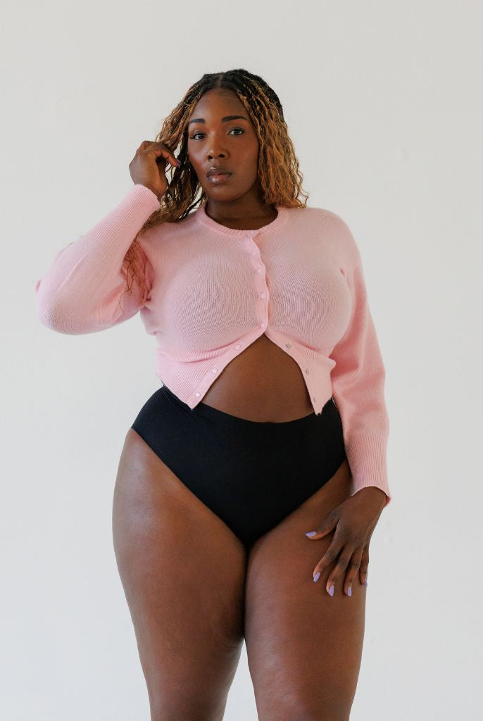 Bikini taille haute sans couture Noir Noble LICA Wear, Sirah porte la taille XL