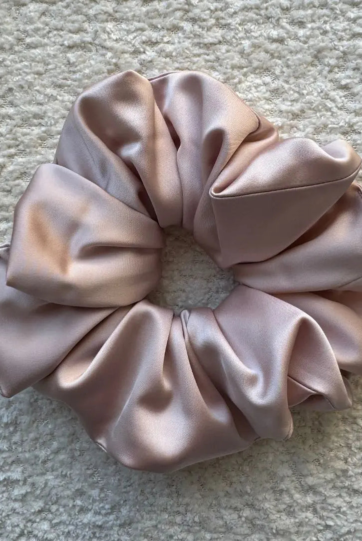 Chouchous Oversize en satin rose pâle
