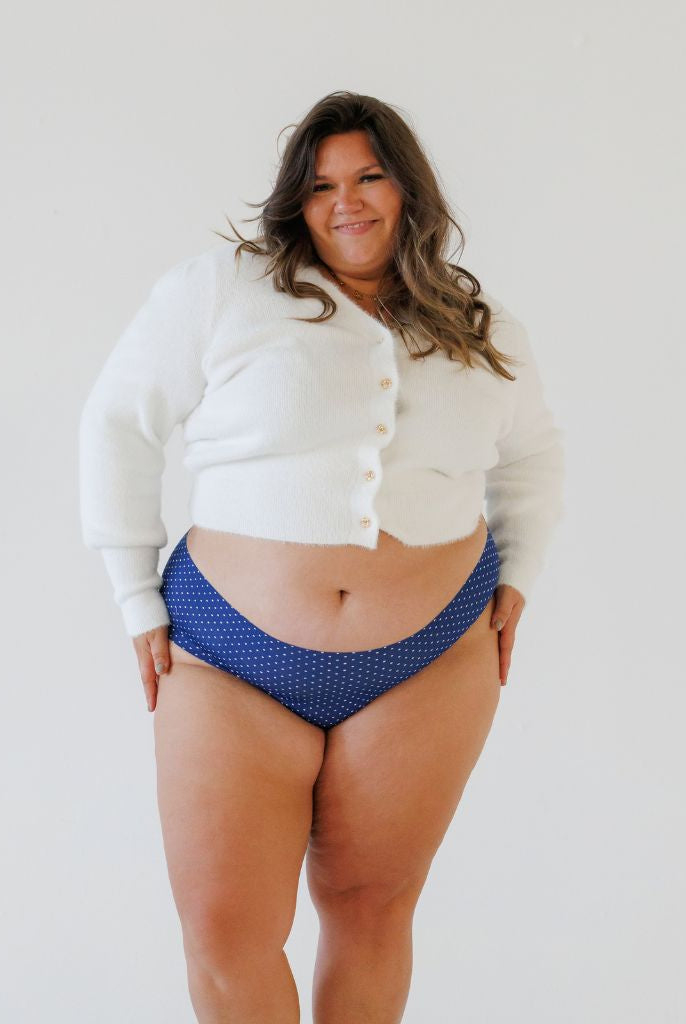 Culotte bikini sans couture La Marine LICA Wear, Marie porte la taille 2XL