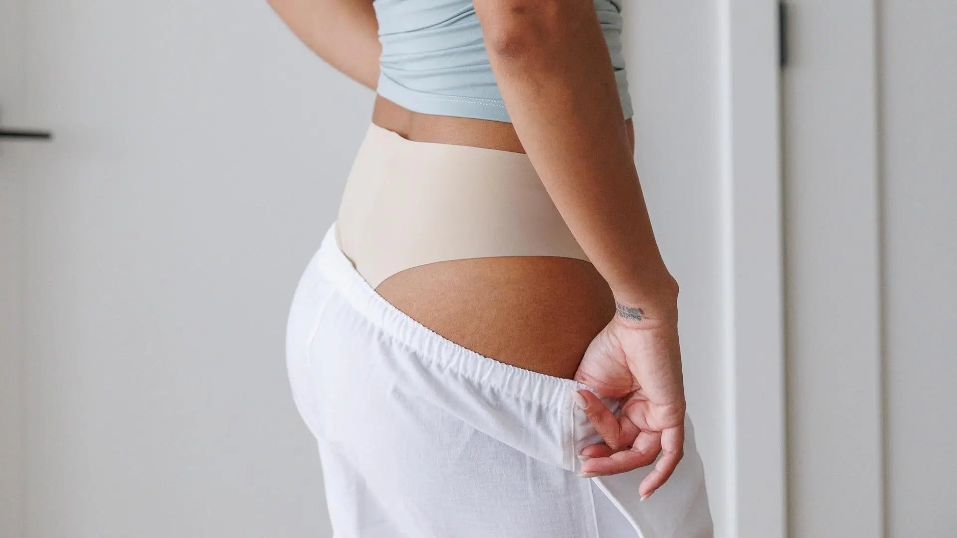 Culotte sans couture LICA Wear nude sous une robe blanche légère