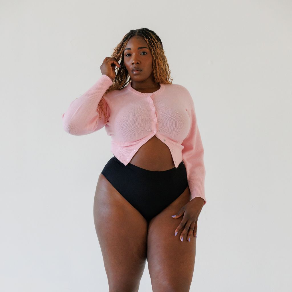 Bikini taille haute sans couture Noir Noble LICA Wear, Sirah porte la taille XL