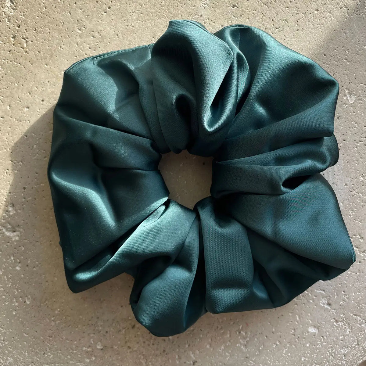 Chouchous Oversize en satin vert émeraude