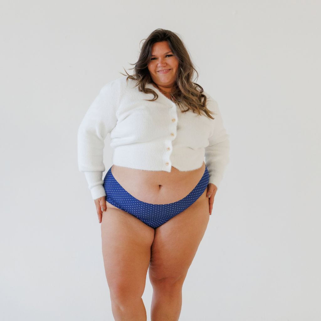 Culotte bikini sans couture La Marine LICA Wear, Marie porte la taille 2XL