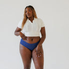 Culotte bikini sans couture La Marine LICA Wear, Sirah porte la taille L