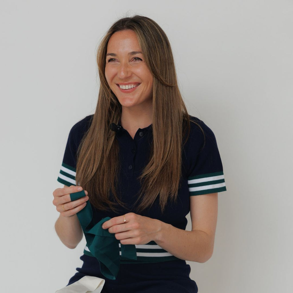 Photo de la femme fondatrice de LICA Wear présentant des sous-vêtements invisibles.