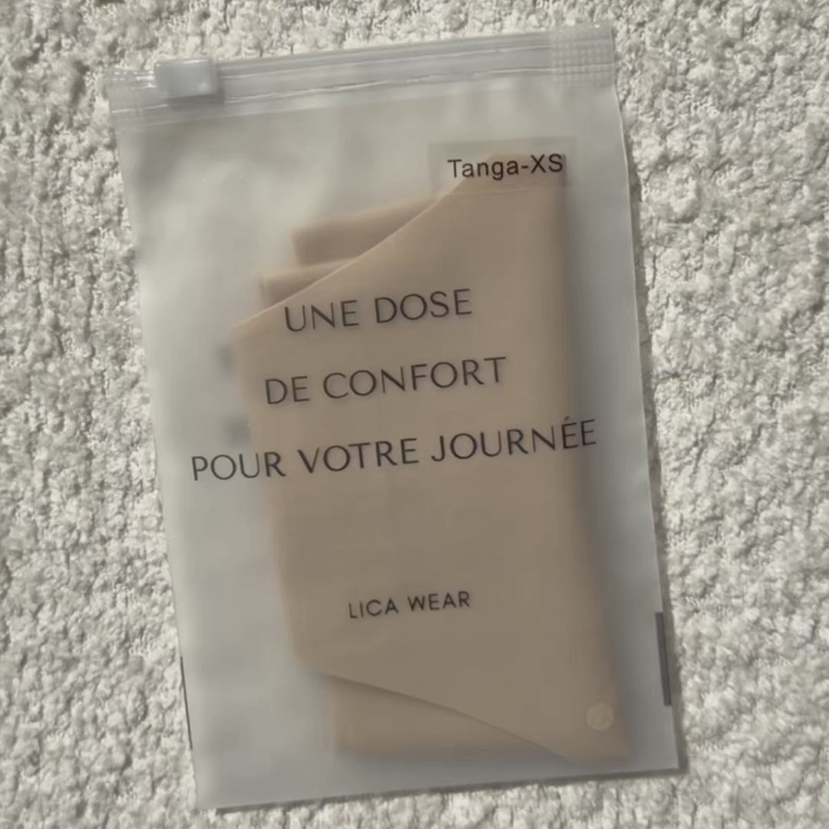 Tanga sans couture beige LICA Wear : tissu sans couture, gousset coton, conception et élasticité